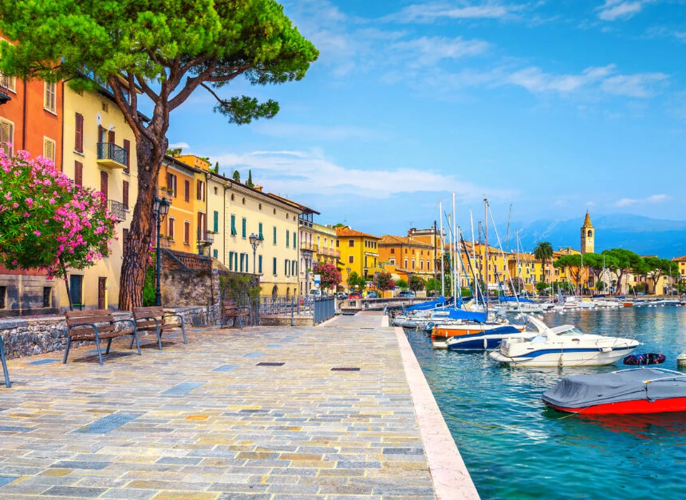 دریاچه گاردا · Lake Garda waterfront — نمای مقصد.