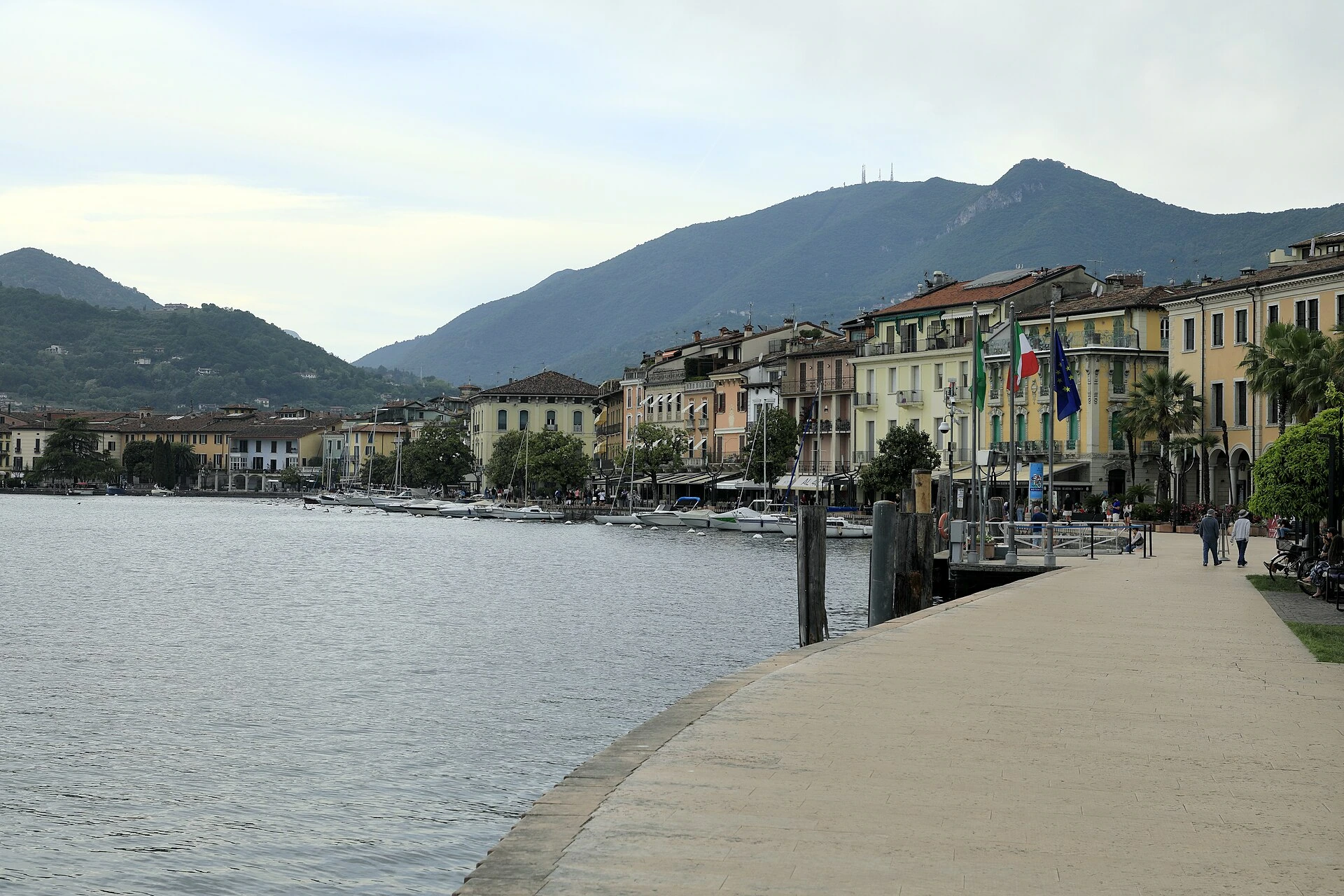 دریاچه گاردا · Salò’s lakeside promenade, Lombardy — نمای مقصد.