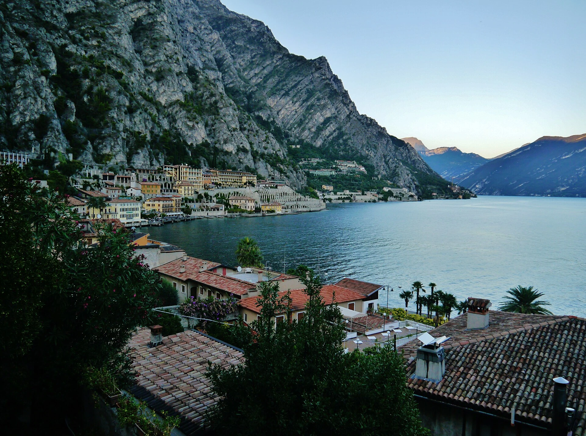 دریاچه گاردا · Limone sul Garda and its lakeside setting, Lombardy — نمای مقصد.
