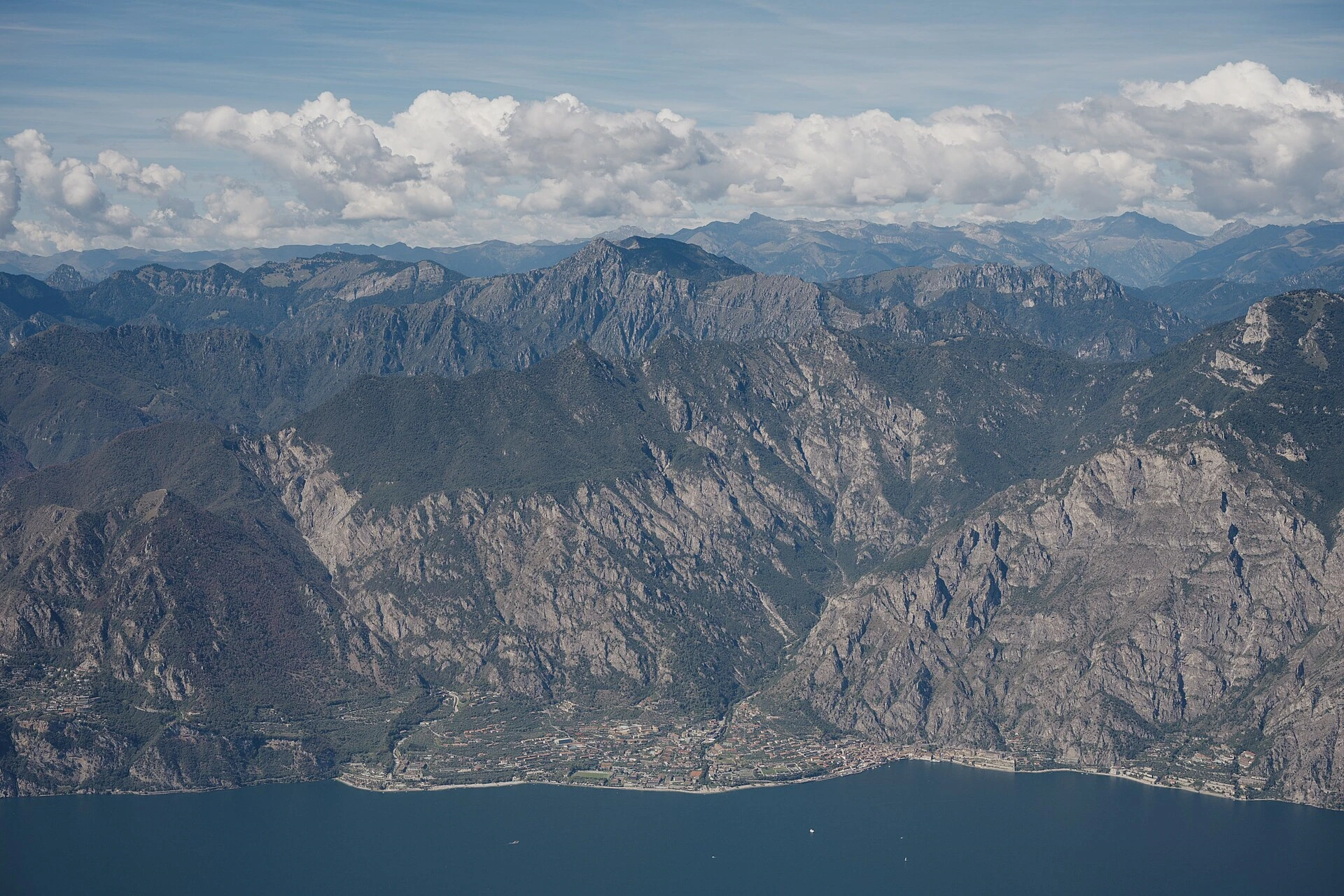 دریاچه گاردا · Limone and Lake Garda’s northwestern shore, viewed from Monte Baldo — نمای مقصد.
